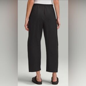 NWOT Lululemon Lightweight Mid-Rise Barrel-Leg Cropped Pant Black